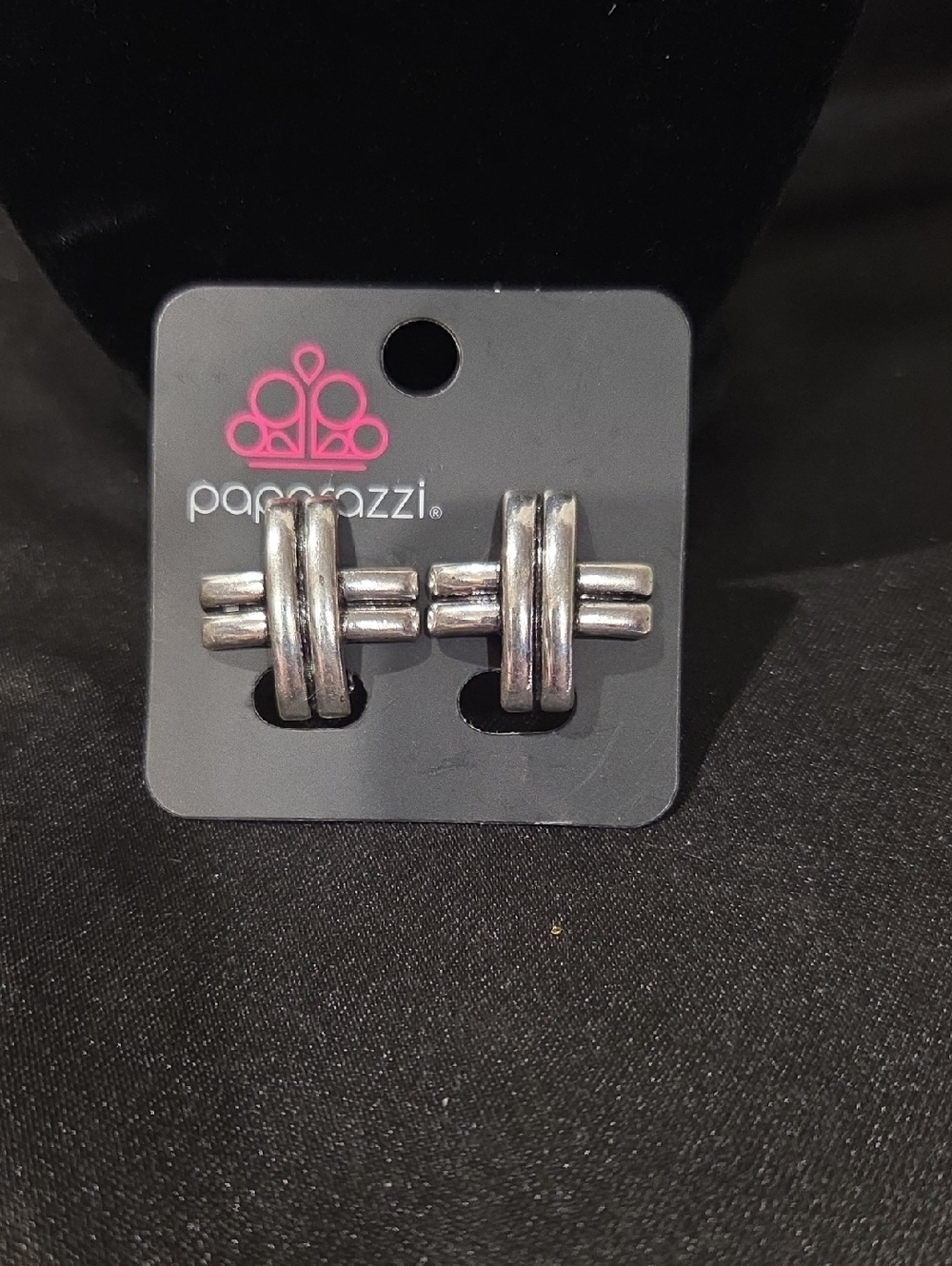PAPARAZZI COUTURE CRISSOVER CLIP EARRINGS - Picture 1 of 2